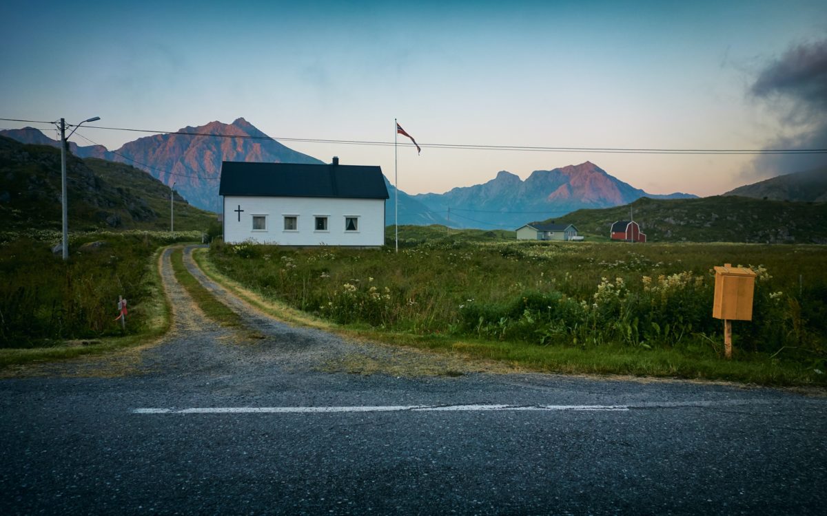 Countrysidde road and house. Photo by Vidar Nordlin-Mathisen taken at Hovden, Norway.